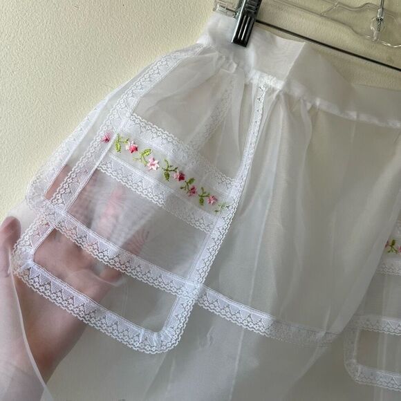 Vintage 1950s/60s Sheer White Lace Apron w/ Floral Embroidery & Pockets NWT - Picture 4 of 11